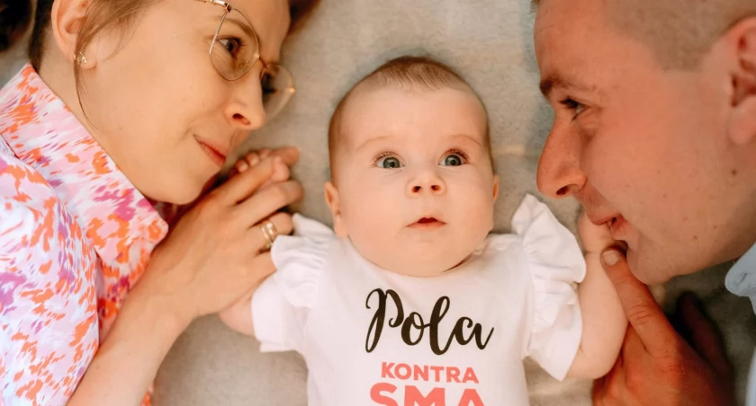 Pola Matuszek z rodzicami. Po 11 miesiącach od zebrania pełnej kwoty na najdroższy lek świata wreszcie otrzymała w szpitalu w Lublinie Zolgensmę. Teraz trzeba trzymać kciuki, aby zaczęła jak najszybciej działać. Fot. zbiory rodzinne