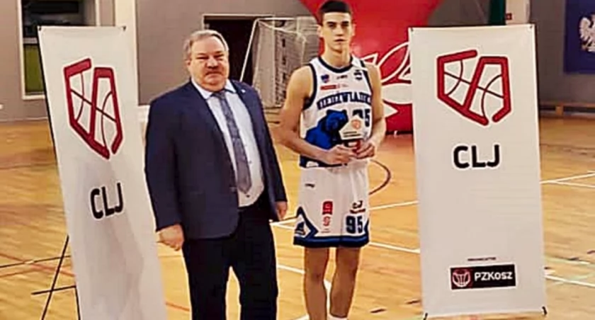 Bruno Chalicki wybrany został najlepszym zawodnikiem zespołu podczas turnieju w Giżycku. Fot. Niedźwiadki Chemart Przemyśl