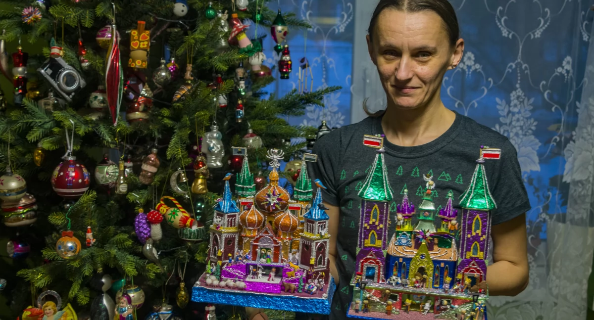 Mieszkającą w Nowosiółkach Dydyńskich Dorotę Bury-Nabiałkowską, krakowiankę z pochodzenia, szopkarska pasja wciągnęła bez reszty. Na zdjęciu z dwiema szopkami z 2021 i 2022 roku.