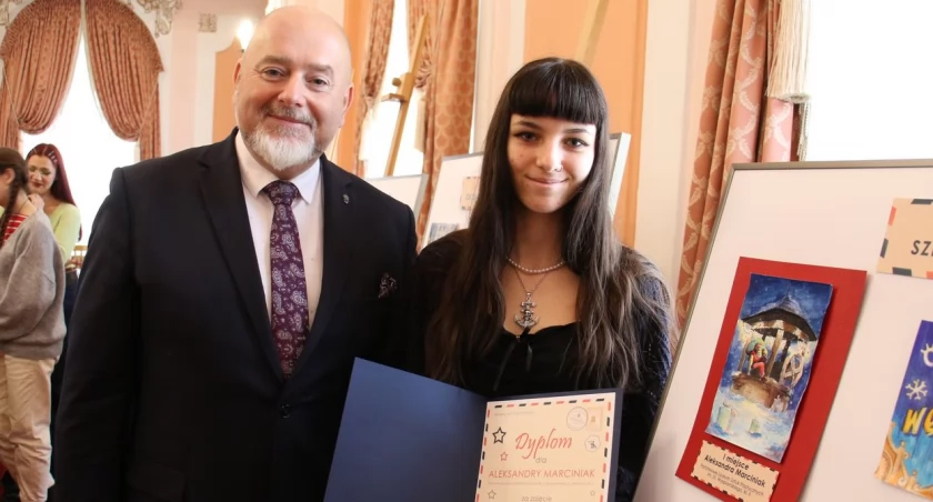 Laureatka konkursu Aleksandra Marciniak, uczennica Państwowego Liceum Sztuk Plastycznych im. S. Wyspiańskiego w Jarosławiu, odebrała gratulacje z rąk burmistrza Waldemara Palucha. Po prawej jej zwycięski projekt.