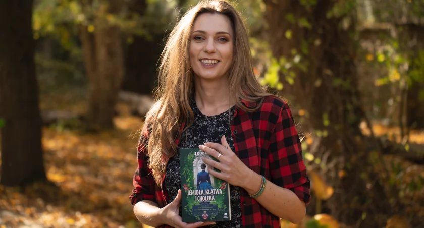 Po bestsellerowej „Aptekarce” i jej udanej kontynuacji „Czarci ogród” przemyślanka Magda Skubisz proponuje fanom powieści historyczno-obyczajowych trzecią część sagi, zatytułowaną „Jemioła, klątwa i cholera”. / FOT. T. K. Leśniewski