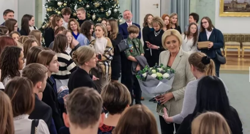 Uroczystej gali w Pałacu w Wilanowie patronowała małżonka prezydenta RP Agata Kornhauser-Duda, która  skierowała kilka słów do społeczności tzw. solidarnych szkół. / FOT. KPRP