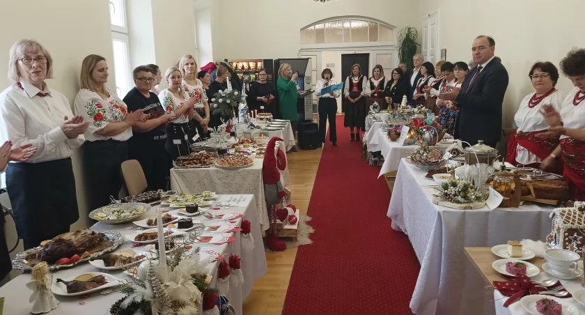Gospodynie z regionu dwoiły się i troiły, by zaproponowane przez nich smaki przypadły do gustu jurorom i stały na jak najwyższym poziomie i jednocześnie wpisywały się w bożonarodzeniowe tradycje kulinarne./ FOT. FB LGD Ziemia Przemyska