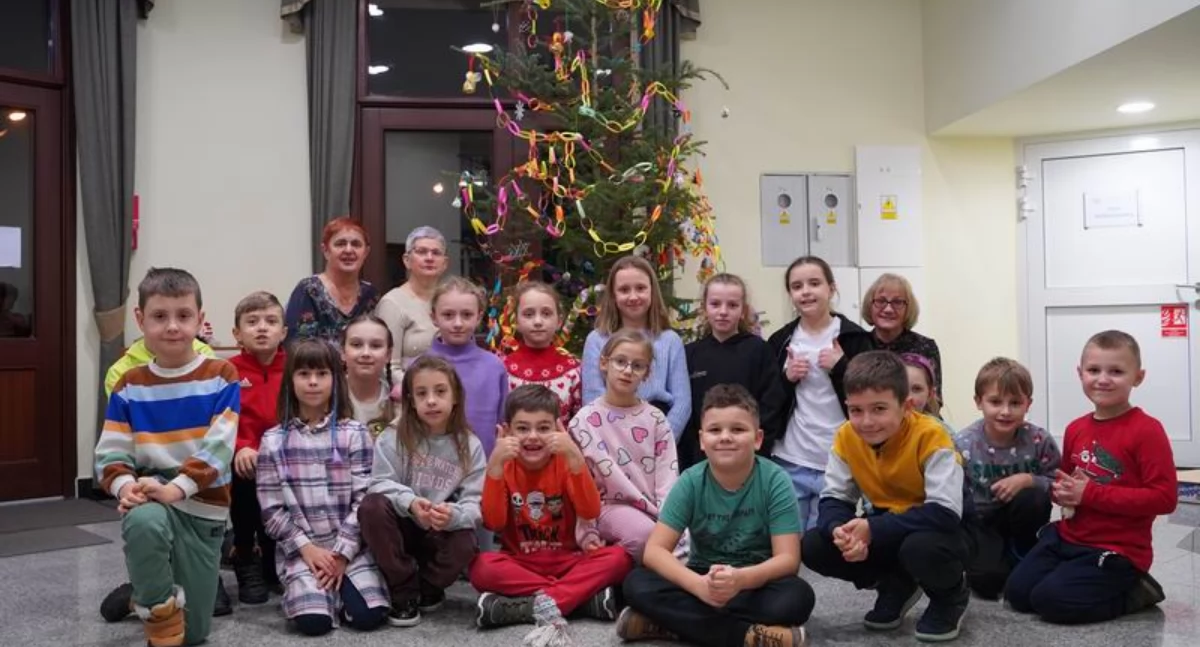 Ostatnie z cyklu spotkań było zwieńczeniem wszystkich poprzednich, własnoręcznie wykonanymi ozdobami przystrojono choinkę w sieniawskim centrum kultury./ FOT. CKSiR w Sieniawie