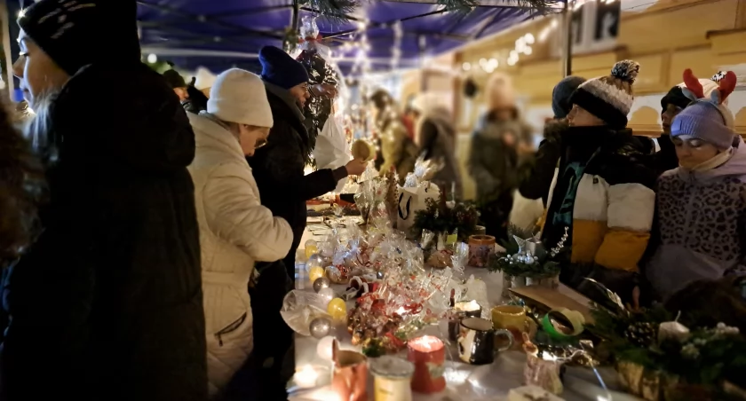 Oświetlone kramy, a na nich domowe rękodzieło, świąteczne przysmaki i cudne ozdoby, a wszystko to okraszone kolędą. W „Newtonie” w piątek, 15 grudnia, można było poczuć magię zbliżających się świąt./ Zdjęcia: U. Gielo