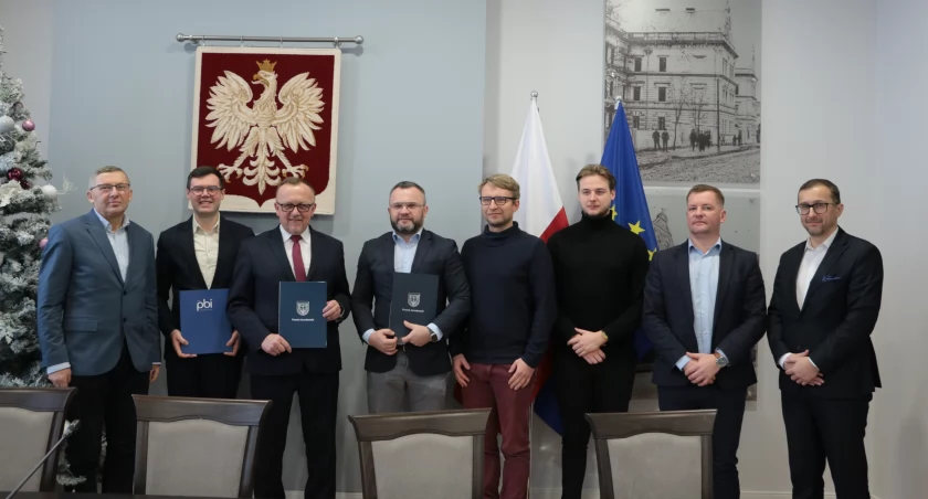 8 grudnia w siedzibie jarosławskiego parafowano umowę z wykonawcą przedsiewzięcia. W spotkaniu uczestniczyli: starosta Stanisław Kłopot, członkowie Zarządu Powiatu Krzysztof Cebulak i Marek Kisielewicz, dyrektor Powiatowego Zarządu Dróg w Jarosławiu Paweł Tworek i przedstawiciele wykonawcy oraz firmy Laszki Wind./ FOT. Starostwo Powiatowe w Jarosławiu