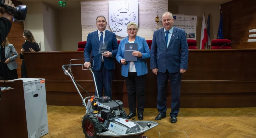 Nagrodę za drugie miejsce w postaci kosiarki rotacyjnej z rąk wicemarszałka Piotra Pilcha odebrał gospodarz gminy Radymno Bogdan Szylar wraz z radną gminną Małgorzatą Lichwą. Będzie ona służyć sołectwu Sośnica./ fot. UMWP