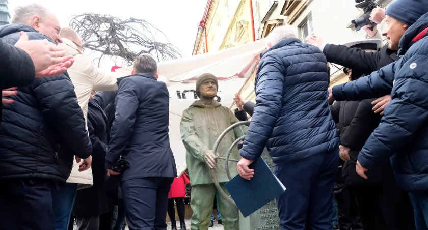 Moment odsłonięcia pomnika./Foto: Jacek Szwic