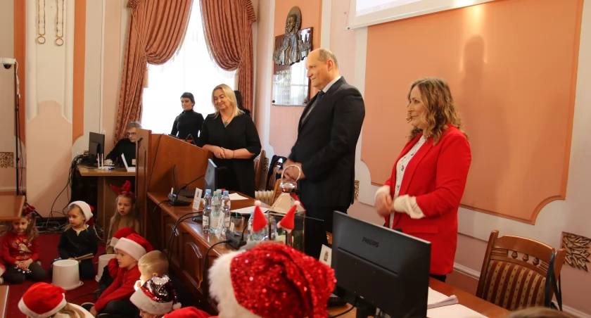 Na koniec sesji radni przewodniczący rady Sz. Łąka życzył radnym lepszego obradowania w kolejnym roku pracy rady oraz wzajemnego szacunku i zrozumienia. / FOT. UM Jarosław
