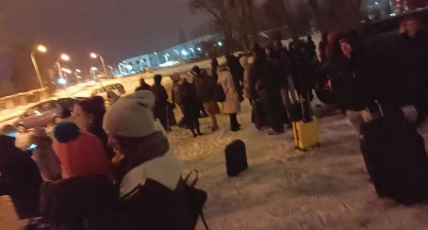 Stacja z poczekalnią w Ostrowcu Świętokrzyskim, gdzie wysadzono pasażerów, były zamknięte, więc nie było się gdzie skryć przed zimnem. Nie zaproponowano ludziom ciepłych napojów, nie poinformowano też, ile zmuszeni będą czekać na autobus komunikacji zastępczej.  