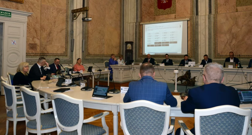 Na sali obrad podczas głosowania nad uchwałą budżetową i zaciągnięciem wielomilionowego kredytu nie było m.in. radnych PiS. Fot. zbiory własne