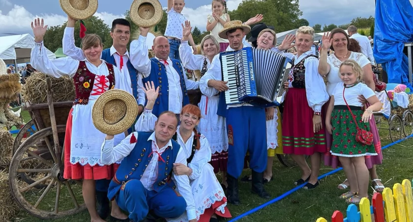 Po spotkaniach w gminach oraz rozmowach z członkami kół gospodyń wiejskich udało zachęcić niektóre z nich do wykonania własnych strojów ludowych na podstawie archiwalnych zdjęć. Fot. Grzegorz Gajdzik