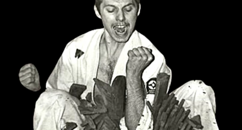 Shihan Janusz Czarniecki przed laty... Podczas niezwykle widowiskowej próby rozbijania... dachówek. Fot. zbiory własne