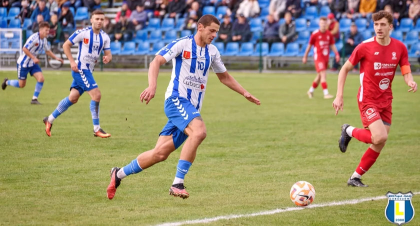 Paweł Hass (nr 10; w tle Kacper Rop) był najskuteczniejszym strzelcem Pogoni-Sokoła Lubaczów w rundzie jesiennej. Zdobył 7 bramek. Fot Pogoń-Sokół Lubaczów