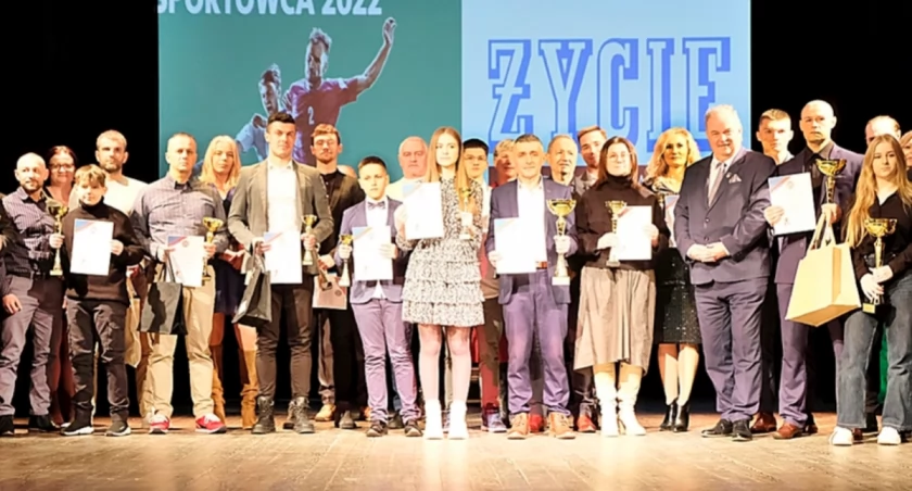 Laureaci wszystkich kategorii, zaproszeni goście i organizatorzy 48. edycji naszej zabawy na wspólnym zdjęciu. Podsumowanie odbyło się w niezwykle gościnnych progach Zamku Kazimierzowskiego. Fot. Jacek Szwic