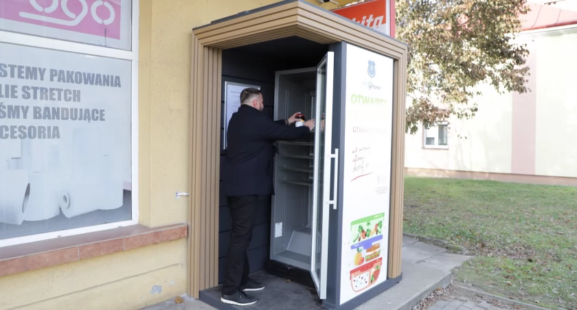 Pierwsze produkty trafiły do społecznej lodówki. Fot. UM Przeworsk