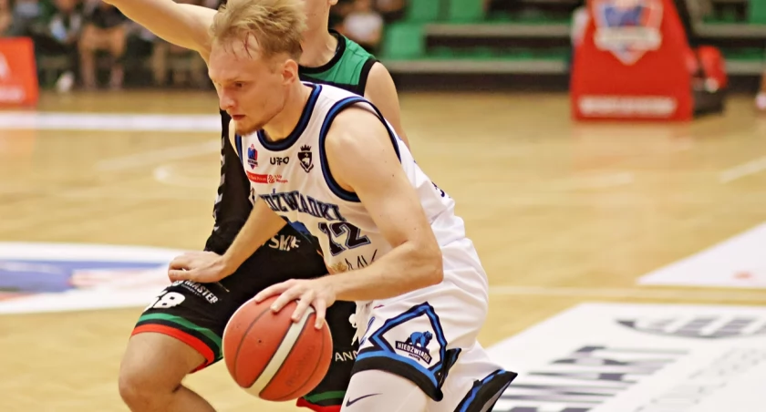 Michał Chrabota (z piłką) imponował opanowaniem. Przykładnie pchający się pod deskę, skutecznie ogrywał rywali. To były dobre zawody! Fot. Grzegorz Gajdzik