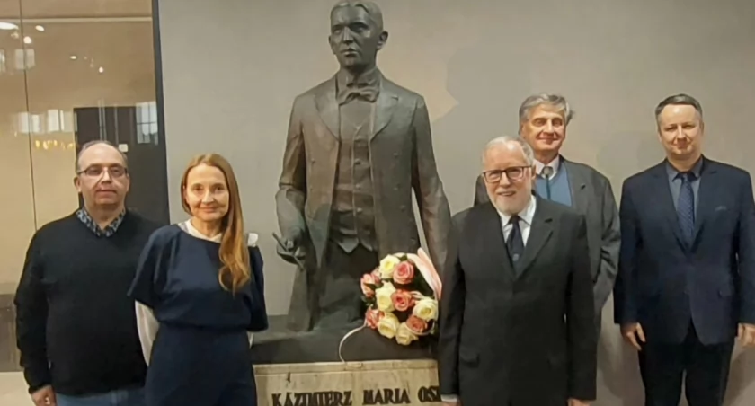 Spotkanie rozpoczęło się od złożenia kwiatów przed pomnikiem patrona TPN-u przy wejściu do placówki muzeum./Foto: ZW