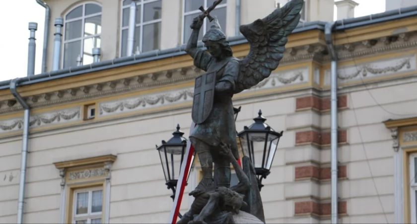 : Św. Michał Archanioł po wielu latach pojawił się ponownie w sercu Jarosławia. Figura patrona powiatu została poświęcona przez abpa Adama Szala. /FOTO: UM JAROSŁAW