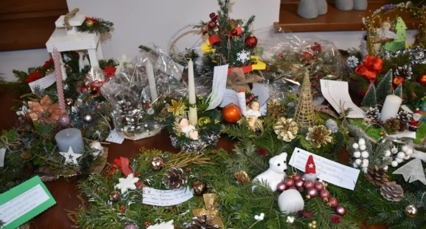Wójt gminy Mariusz Reń wręczając nagrody i upominki gorąco podziękował za tak liczny udział, zaangażowanie i ogromny wkład włożony w przygotowanie tych wyjątkowych, świątecznych dekoracji. /Foto: UG Pawłosiów. 