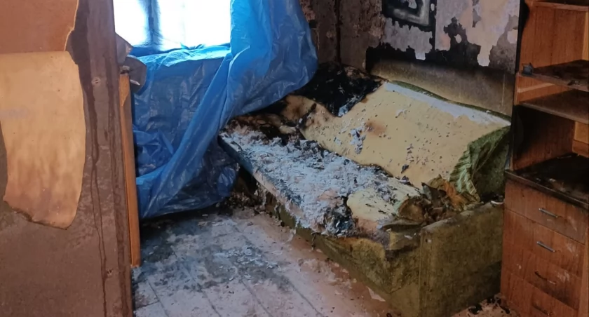 Tak wyglądał po opanowaniu ognia przez przemyskich strażaków jeden z pokoi mieszkania w bloku przy ul. Grunwaldzkiej 121 w Przemyślu. Fot. zbiory własne