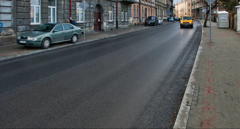 Nowa nawierzchnia ulicy Dworskiego powinna zadowolić nawet najwybredniejszych kierowców. Miejscowych i gości. Fot. Grzegrz Karnas/UM Przemyśl 