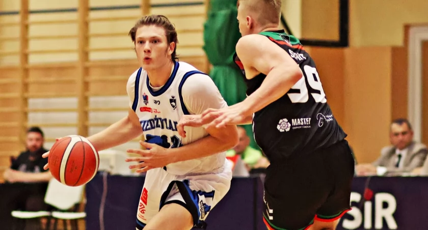 Max Egner (z piłką) wróciłdo gry po niecałych dwóch miesiącach przerwy. Sporo dni musi jeszcze minąć, aby wrócił do swojej normalnej dyspozycji. Fot. Grzegorz Gajdzik