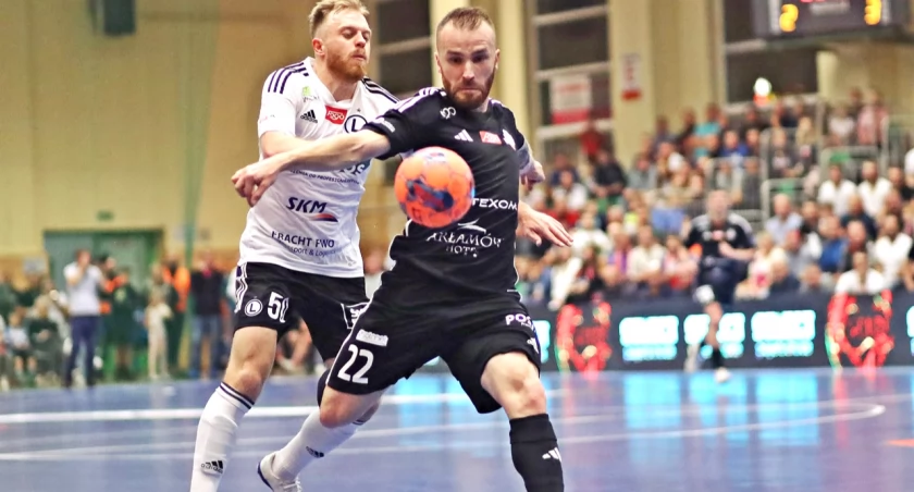 Sebastian Pawlak (ciemny strój) zdobył jedną z sześciu bramek, jakie jego zespół zaaplikował Jagiellonii Fustal w Białymstoku. Fot. Grzegorz Gajdzik