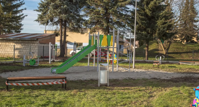 Po sfinalizowaniu prac plac zabaw przy ul. Kolejowej i Jana Pawła II daje większe możliwości rekreacji i jest bezpieczniejszy./ Zdjęcia: UM Radymna