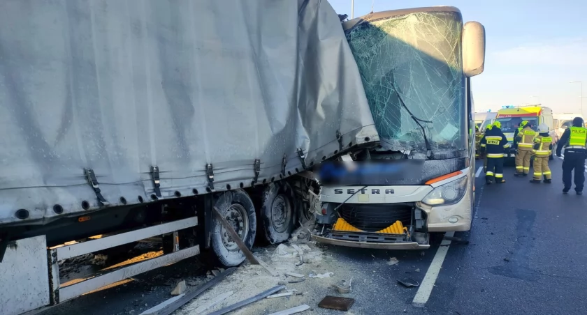 Autokarem z Katowic do Arłamowa podróżowały łącznie 52 osoby. Pojazd wjechał na drogę krajową nr 77 w kierunku Przemyśla. Zaraz potem najechał na tył samochodu ciężarowego, wiozącego paszę dla zwierząt.  Fot. KP PSP Jarosław