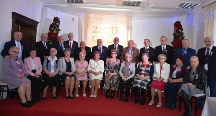 Złote gody świętowało w gminie Medyce 21 par, jednak nie wszystkie mogły pozwolić sobie na osobisty udział w okolicznościowym wydarzeniu zorganizowanym z tej okazji./ FOT. GCK w Medyce