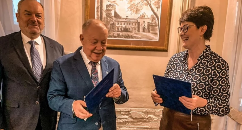 Strony reprezentowali starosta powiatu przemyskiego Jan Pączek i wicestarosta Marek Kudła oraz  Milena Lancošova, prezes Stowarzyszeniem Rusinya z Humennego./ Zdjęcia: Starostwo Powiatowe w Przemyślu