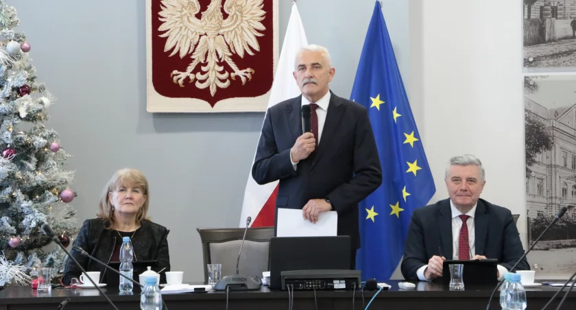 Większością głosów (15 „za”, 8 wstrzymujących się przy 2 radnych nieobecnych podczas głosowania uchwały) radni przyjęli zaproponowany kształt budżetu na bieżący rok. Starosta S. Kłopot zapewniał, że jest to budżet realny i bezpieczny./ FOT. M. Pieniążek