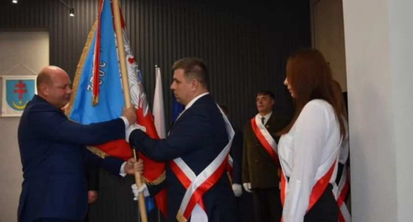 Uroczysty ceremoniał przekazania sztandaru gminy Przeworsk na ręce wójta Daniela Krawca./ Zdjecia UG Przeworsk