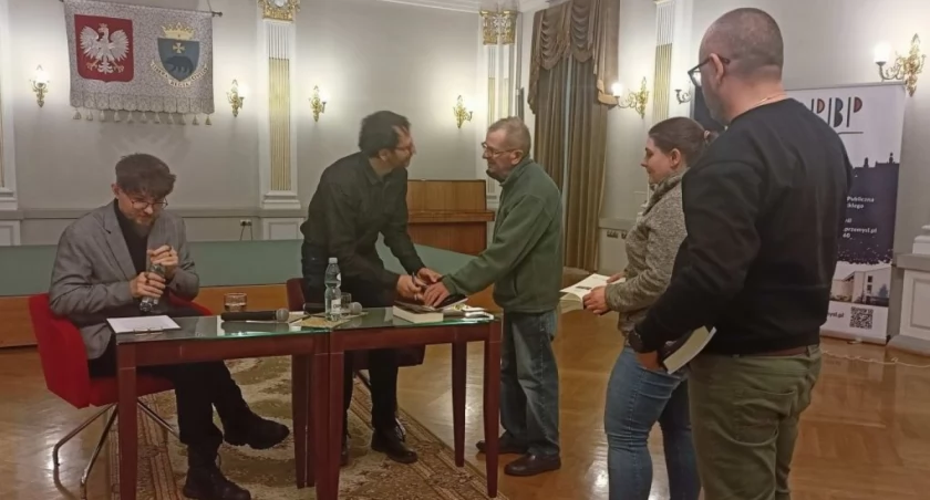 W swoich powieściach i opowiadaniach H. Tur stwarza nowe, fantastyczne światy. Książka zatytułowana „Poza światem. Nierealna rzeczywistość” miała premierę jesienią 2023 r. Przemyślanin opowiadał o niej na grudniowym spotkaniu z czytelnikami./ FOT. PBP