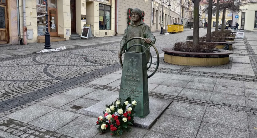 17 grudnia ub.r. na ulicy Franciszkańskiej w Przemyślu odbyły się uroczystości związane z odsłonięciem pomnika kapitana Henryka Jaskuły. Fot. zbiory własne