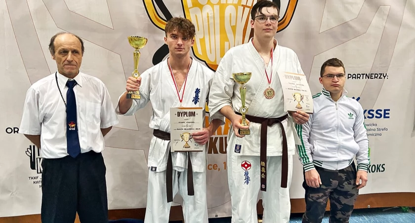 Ekipa Przemyskiego Klubu Karate Kyokushin po zawodach w Katowicach. Od lewej: trener Jerzy Makara, Michał Lisowski, Tomasz Dytyniak i Damian Pawłowski. Fot. zbiory własne
