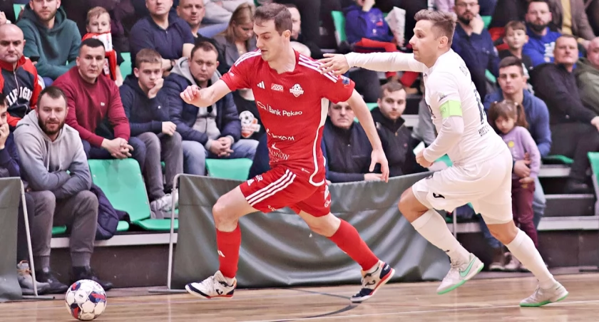 Jonatan De Agostini Machado (czerwony strój) wyrasta na lidera Eurobusu. Z Rekordem rozegrał bardzo dobre zawody. Fot. Grzegorz Gajdzik