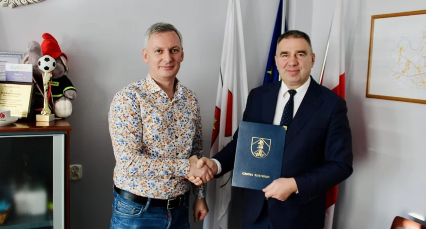 Za przewóz mieszkańców gminy odpowiadać będzie w sumie trzech przewoźników. Jednym z nich jest przemyska Firma Handlowo-Usługowa Mariusz Franków. Umowę z wykonawcą usług transportowych władze gminy podpisały tuż przed zamknięciem starego roku. / FOT. UG Radymno