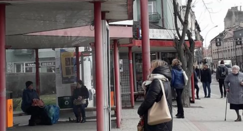 Jak twierdzą mieszkańcy, problemem jest też to, że prywatni przewoźnicy nie mają zgody na zatrzymywanie się na ogromnej większości miejskich przystanków. Nie dotyczy to przystanku przy ulicy Jagiellońskiej./ FOT. U. Gielo