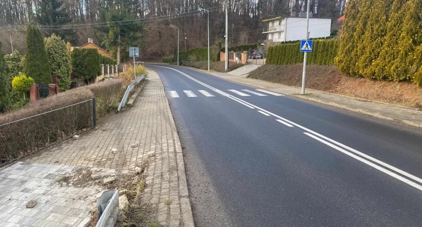 Skutki rajdów, jakie kierowcy urządzają sobie na serpentynach, mieszkańcy dotkliwie odczuli pod koniec grudnia br. Doszło wtedy do trzech niebezpiecznych sytuacji. Podczas jednej z nich auto pędzące z góry wypadło z trasy, uderzyło w bariery energochłonne, wyrywając krawężniki i kostki z podjazdu i pobocza, po czym ponownie uderzyło w barierki na kolejnej posesji, tuż przy przejściu dla pieszych./ FOT. ze zbiorów własnych