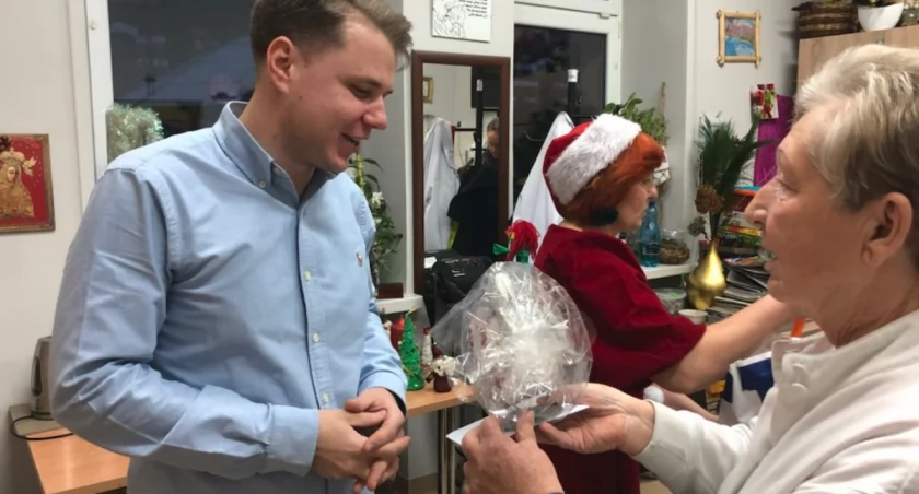 Akcja Fundacji Centrum Edukacji „Baza” z Przemyśla pod nazwą „Świąteczna Paczka” bardzo ucieszyła podopiecznych Miejskiego Domu Pomocy Społecznej w Przemyślu. Fot. zbiory własne