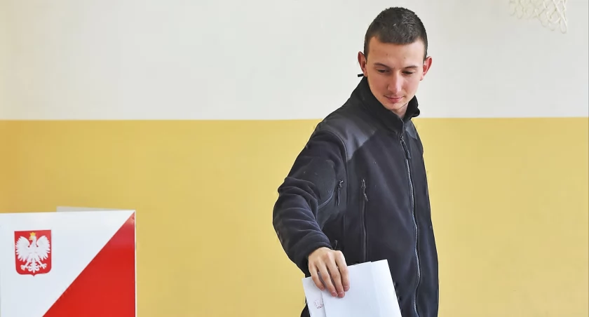 Ci, którzy mieszkają w Przemyślu, jednak nie są w tym mieście zameldowani, powinni pamiętać, że w związku z wiosennymi wyborami samorządowymi niemożliwa jest jednorazowa zmiana miejsca głosowania czy uzyskanie zaświadczenia o uprawnieniu do głosowania. By oddać głos poza miejscem stałego meldunku możemy jednak zaktualizować swój adres w Centralnym Rejestrze Wyborców, przedkładając dokumenty potwierdzające fakt stałego zamieszkiwania w Przemyślu.