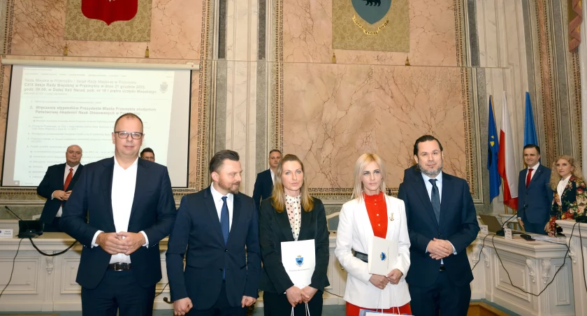 Podczas uroczystej sesji wyróżnione zostały: studentka II roku bezpieczeństwa i produkcji żywności Anna Łapińska oraz studentka I roku (st. II stopnia) pielęgniarstwa Anna Kierepko. Listy stypendialne wręczyli prezydent Wojciech Bakun, rektor PANS prof. Paweł Trefler oraz przewodniczący Rady Miejskiej Robert Bal./Foto: ZW