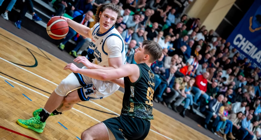 W Wałbrzychu Max „Mr Double-Double” Egner (z piłką) zapisał na swoim koncie już ósmą (na 13 rozegranych meczów!) podwójną zdobycz. Do 18 punktów dodał 10 zbiórek. Fot. Niedźwiadki Chemart Przemyśl