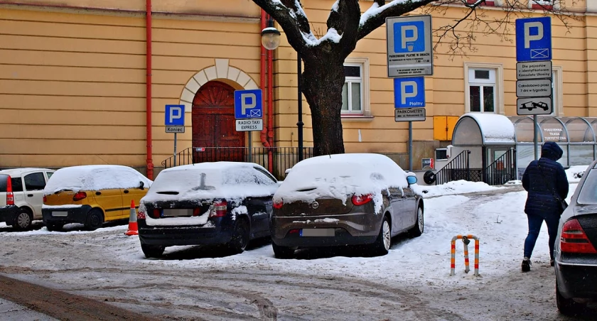 Z dziesięciu możliwych miejsc parkingowych naprzeciwko kamienicy przy Rynek 26 dla okolicznych mieszkańców pozostały dwa. Reszta obwarowana jest kopertami, blokadami i tabliczkami. Fot. Mariusz Godos