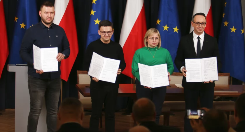 – Moim celem jest dążenie do równowagi na rynku międzynarodowych przewozów drogowych towarów w relacji Polska – Ukraina oraz objęcie należytą ochroną interesów rodzimych przewoźników drogowych – zapewnił minister infrastruktury Dariusz Klimczak (pierwszy z prawej). Fot. PUW Rzeszów