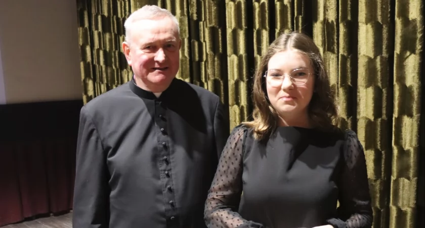 Honorowy patronat nad konkursem sprawował proboszcz parafii pw. św. Stanisława Kostki w Birczy ks. prałat Stanisław Kot./ Zdjęcia: GOKSiT w Birczy