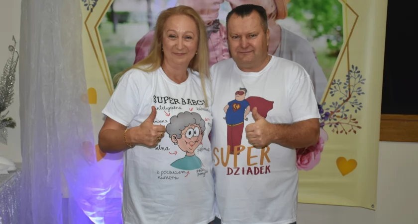 Dziadkowie uhonorowani zostali koszulkami z wymownym napisem, świadczącym o ich wyjątkowości./ Zdjecia: GCK w Medyce