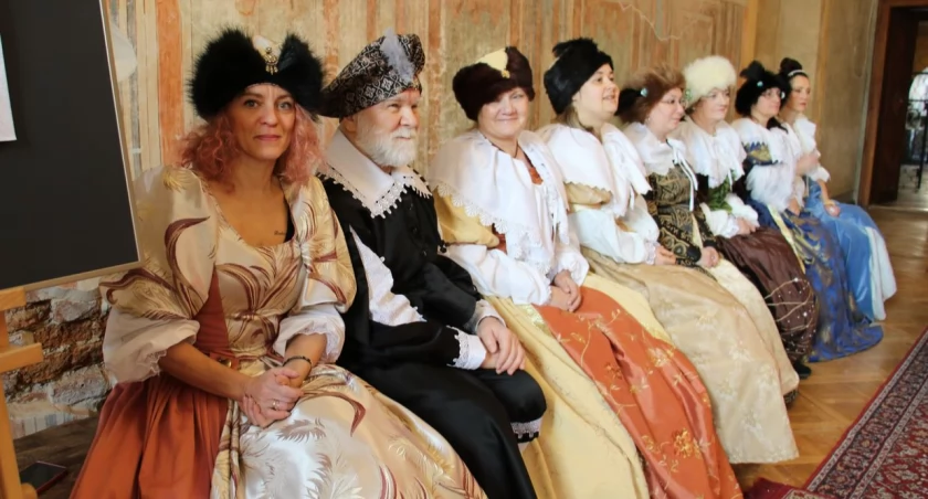 Podsumowanie konkursu uatrakcyjniły pięknie prezentujące się członkinie Stowarzyszenia Historyczno-Rekonstrukcyjnego „Pąsowa Róża” w Jarosławiu, przyodziane w suknie historyczne./ Zdjęcia UM Jarosław